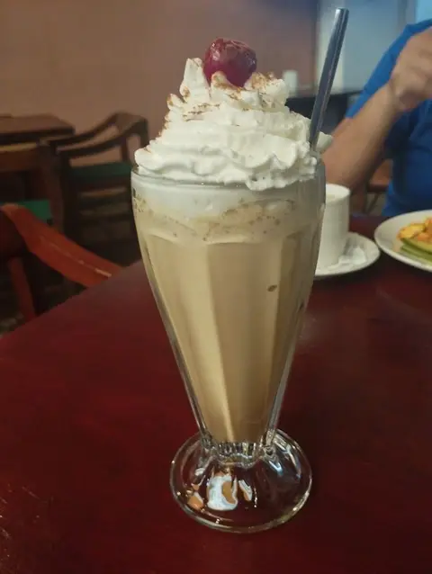 Frappé de café con crema batida y cereza