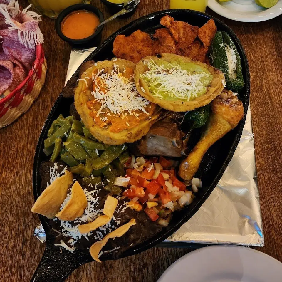Platón mexicano de Café Lindo: picadas, gordas, costilla, pollo, chile, nopales y pico de gallo