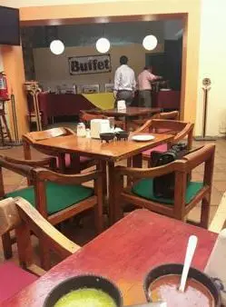 Letrero de Buffet sobre la barra de Café Lindo