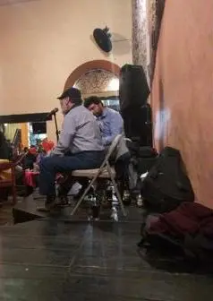 Dueto tocando en el escenario de Café Lindo