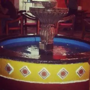 Fuente de talavera en el patio de Café Lindo