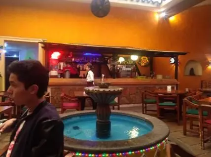 El patio de Café Lindo con su fuente al centro