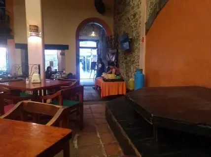El salón con el escenario de madera