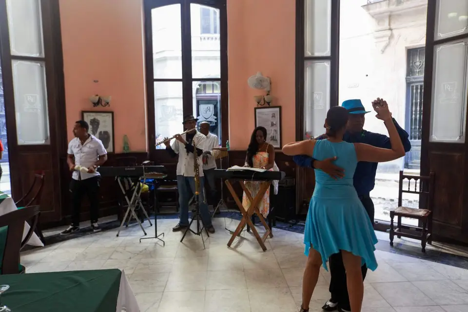 Orquesta tocando mientras una pareja baila